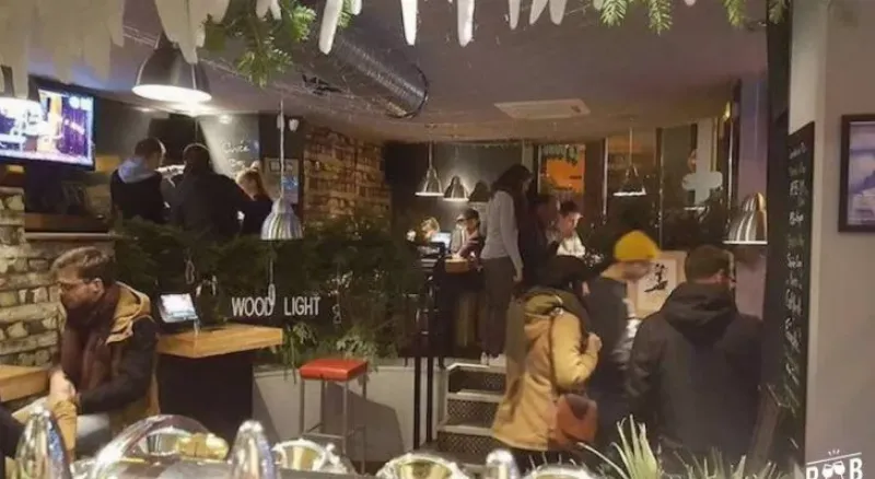 Ambiance animée de la Place de Jaude avec les restaurants en centre ville de Clermont-Ferrand